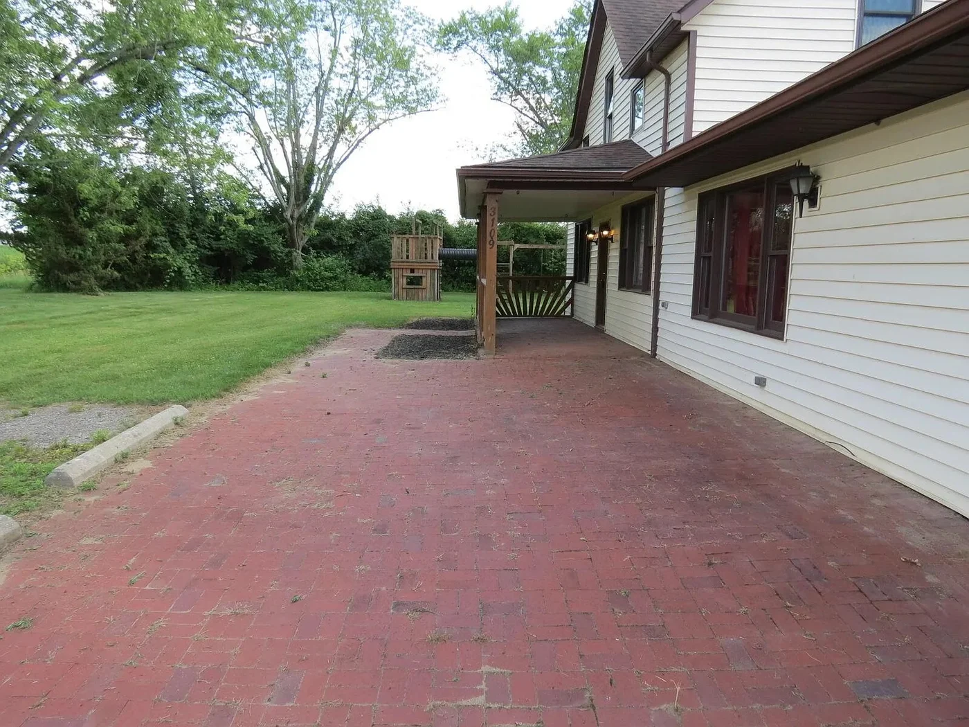 Before Patio - virtual staging